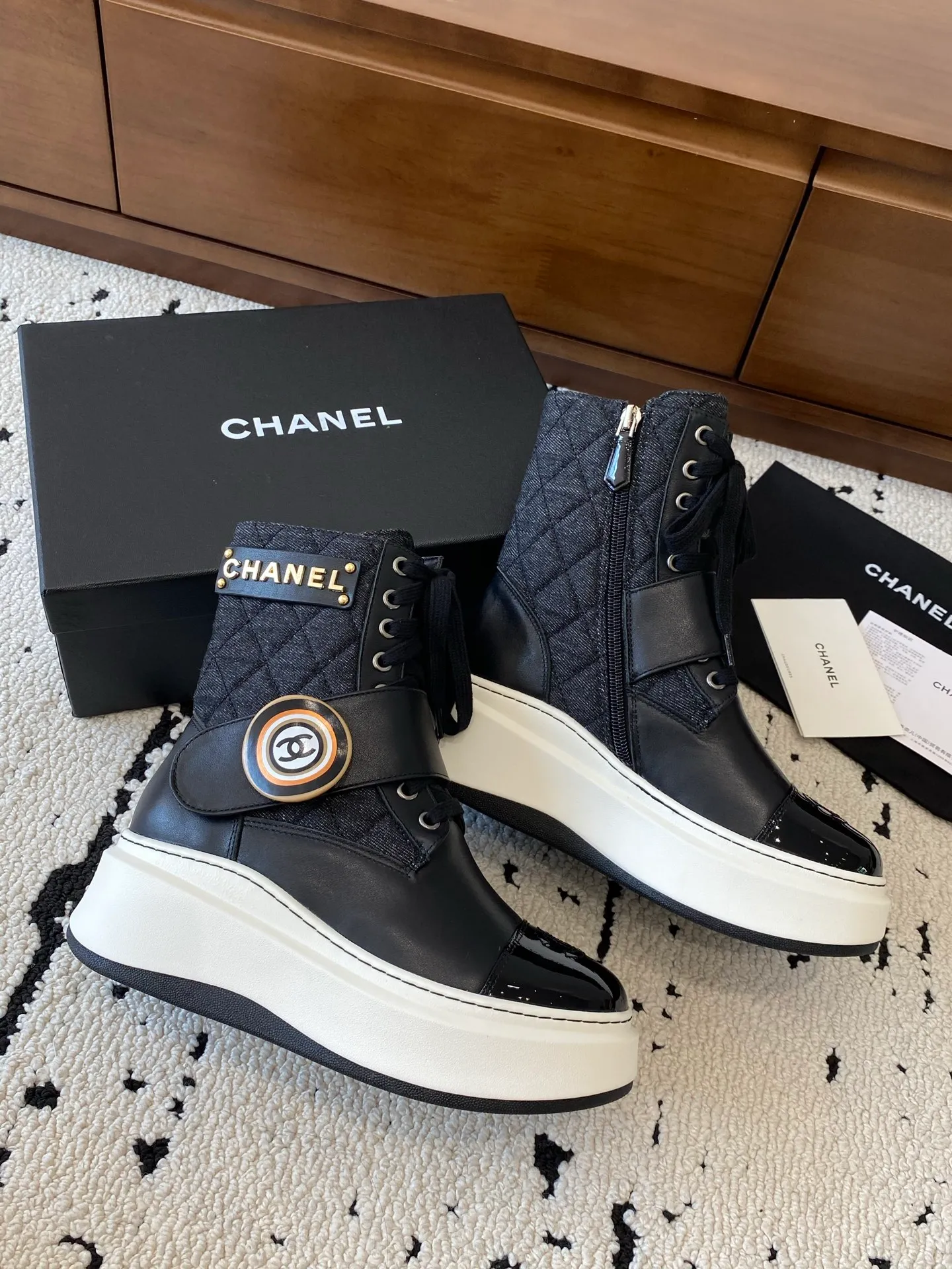 👟👟Ex-factory price 760👟👟 CHANEL 2025s autumn and winter series thick-soled short boots, made of imported cowhide, with an additional height of 5cm to show leg length. The boots follow Chanel's classic rhombus pattern, and add this year's popular sun buckle. Xiao Meimei likes it especially. This is Chanel's hot style for autumn and winter this year. With the traditional inner zipper, it is easy to put on the feet and super comfortable. It is a must-have for this autumn and winter. Upper material: imported cowhide with rhombus microfiber, washed denim ❤︎ Consistently authentic ❤︎ Outsole: original Italian TPU foam outsole Number of yards: 35-40 (Customized size 40 is non-refundable and non-exchangeable) Buy now 👉 Buy now 👉 Buy now 👉 Buy now 👉
